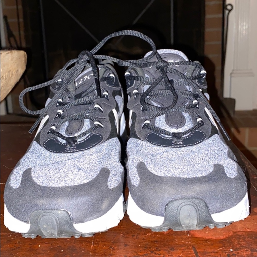Black and white nike air react shoes - Picture 2 of 4